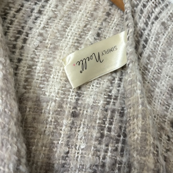 Cream and gray nubby knit wrap - Picture 2 of 4